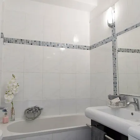 Destinesia Luxury Apt With Balcony,4min From The Sea شقة